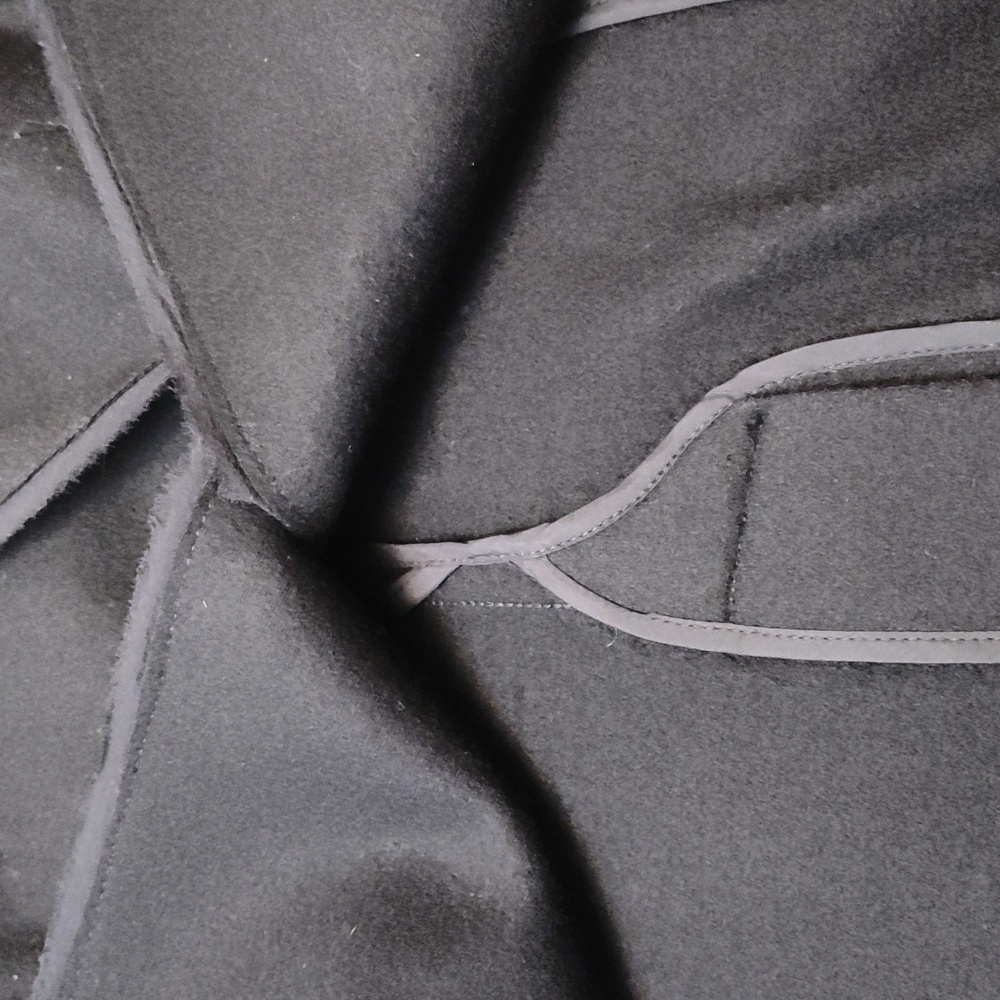 Blazer, fitter, wool flannel, with rosette embellishment at shoulder. Never worn - Picture 8 of 8